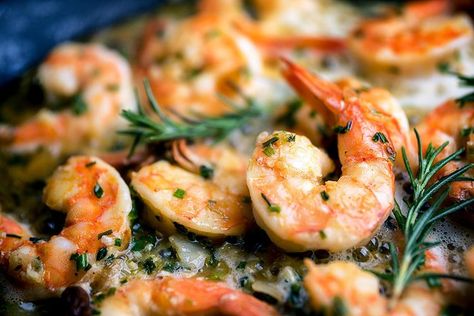 Rosemary Garlic Shrimp Goes Great on the Grill Low Calorie Shrimp Recipes, Easy Shrimp Scampi, Shrimp Scampi Recipe, Scampi Recipe, Arroz Frito, Frozen Shrimp, Shrimp Recipes Easy, Easy Shrimp, Shrimp Dishes