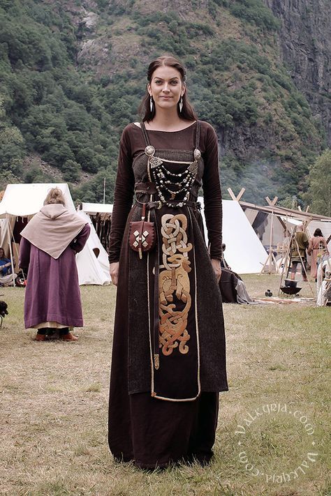 Valkyrja Viking Womens Clothing, Viking Women Clothing, Norse Clothing, Costume Viking, Viking Garb, Viking Reenactment, Viking Dress, Viking Wedding, Viking Costume