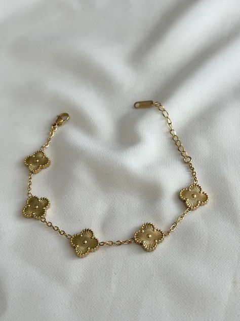 The product is made of steel, it does not tarnish and can be used easily. Van Cleef Clover Bracelet, Van Cleef Bracelet Gold, Gold Van Cleef Bracelet, Van Cleef Bracelet, Cleef Bracelet, Bracelet Aesthetic, Gold Vans, Clover Bracelet, Gold Mangalsutra Designs