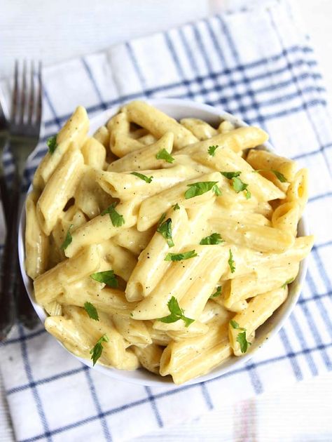 Creamy Garlic Butter Pasta | http://www.thekitchenpaper.com/creamy-garlic-butter-pasta/ Garlic Butter Pasta, Pasta Penne, Butter Pasta, Garlic Pasta, Pasta Sauce Recipes, Healthy Pasta Recipes, Healthy Pastas, Creamy Garlic, Easy Pasta Recipes