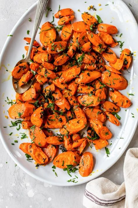 Herb Roasted Carrots Herb Roasted Carrots, Oven Roasted Carrots, Roasted Carrots Recipe, Healthy Side Dish, Skinnytaste Recipes, Cooked Carrots, Healthy Side, Pan Recipes, Carrot Recipes