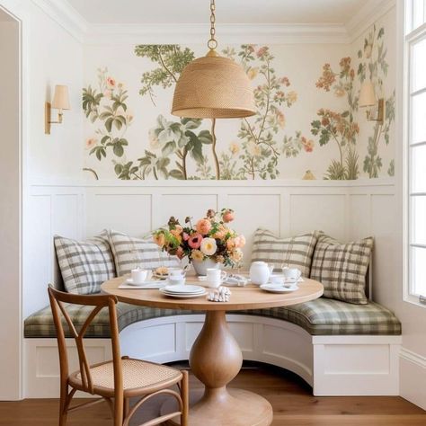 Breakfast Nook Cottagecore, Living Dinner Room Small Spaces, Dining Room Guest Room Combo, French Breakfast Nook, Breakfast Nook Ideas Bay Window, Dining Room And Breakfast Nook, Banquette Design, Banquette Seating In Kitchen, Casa Country