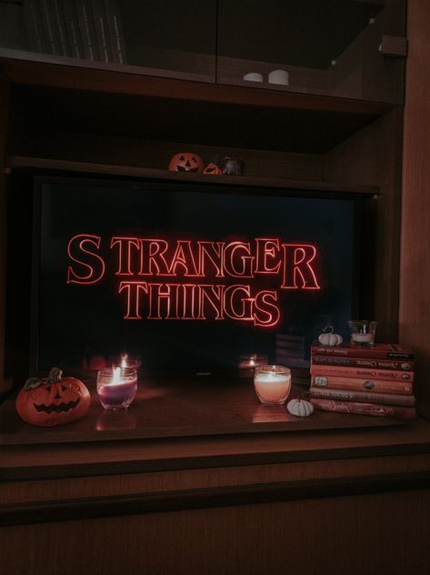 Aesthetic stranger things netflix fall autumn Autumn Aesthetic Movies, Fall Tv Shows Aesthetic, Stranger Things Halloween Aesthetic, Stranger Things Fall Aesthetic, Fall Aesthetic Movies, Stranger Things Autumn, College Fall Aesthetic, Netflix Aesthetic Wallpaper, Stranger Things Moodboard