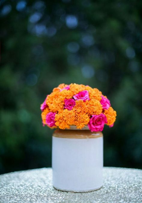 Mehendi Decor Ideas, Home Flower Decor, Mehendi Decor, Diwali Decorations At Home, Mehndi Decor, Rose Centerpieces, Diwali Diy, Indian Wedding Planning, Pickle Jars