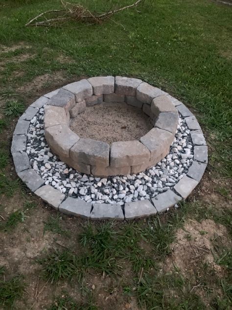 Base For Fire Pit, Simple Firepits Backyard Ideas, Diy Bonfire Pit Cheap Backyard Ideas, Affordable Fire Pit Ideas, Jardines Exteriores Ideas Design, Diy Fire Pit Ideas Backyard, Gas Fire Pit Ideas Backyard, Simple Fire Pit Ideas, Small Fire Pit Area