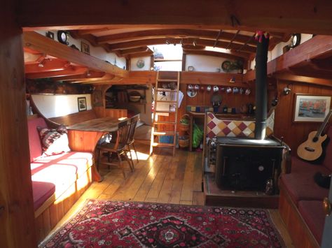 Ship House Design, Living On Boat, House Boat Aesthetic, Boathouse Aesthetic, House Boat Interior, Boat Life Aesthetic, Boathouse Interior, Ship Bathroom, Houseboat Interiors