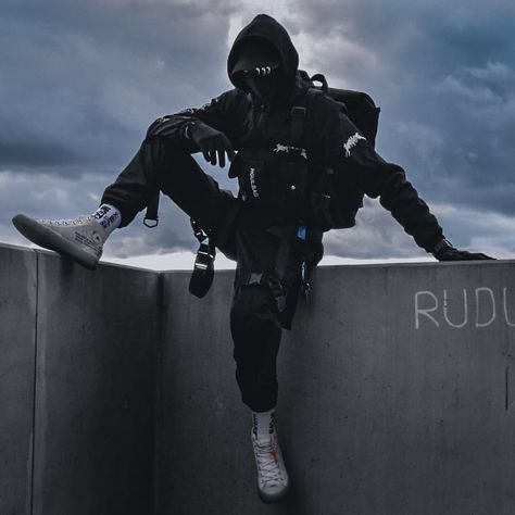 Techwear Pfp, Warcore Outfits Male, Techwear Moodboard, Aesthetic Techwear, Warcore Aesthetic, Techwear Poses, Tactical Wear Aesthetic, Tech Ware, Dark Techwear