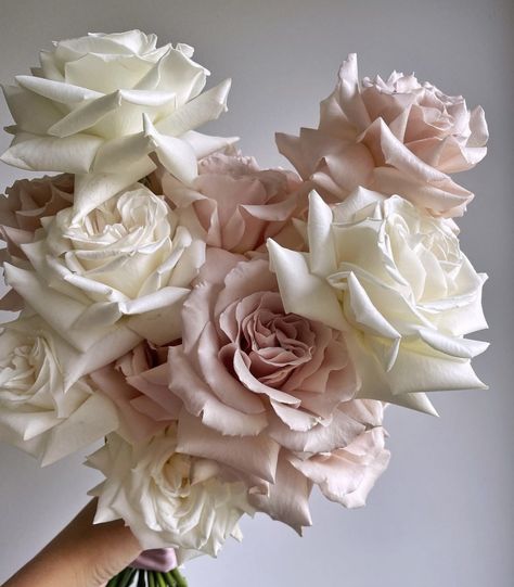 White Pink Wedding, Pink White Wedding, Floral Centrepiece, Bouquet Styles, Bridal Florals, Soft Pink Wedding, Nice Makeup, Pink Roses Wedding, White And Pink Roses