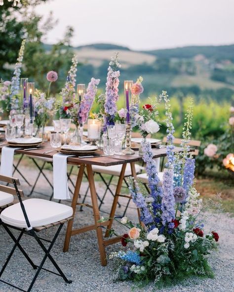 THE KNOT IN ITALY on Instagram Protea Bouquet, Wedding Ambiance, Tuscan Landscaping, Enchanting Wedding, Tuscan Countryside, Bride Planning, Banquet Table, Floral Chandelier, Romantic Lighting