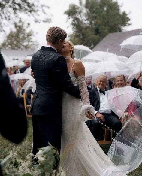 Raining On Wedding Day, Clear Umbrella Wedding Pictures, Rainy Backyard Wedding, Rain Wedding Ceremony, Wedding Photography Rain, Rainy Wedding Ideas, Wedding In Rain, Umbrella Wedding Pictures, Rainy Backyard