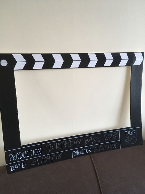 Movie Night Photo Booth Ideas, Hollywood Theme Decorations Diy, Movie Night Photo Backdrop, Cinema Party Ideas Decoration, How To Make Your Own Photo Booth, Cinema Theme Party Decoration, Award Show Party Ideas, Film Themed Party, Film Party Decorations