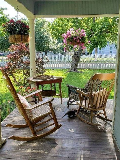 Farmhouse Porches, Country Porches, Terrasse Design, Cottage Porch, Porch Sitting, Country Porch, Home Porch, Sunrooms, Vintage Traditional