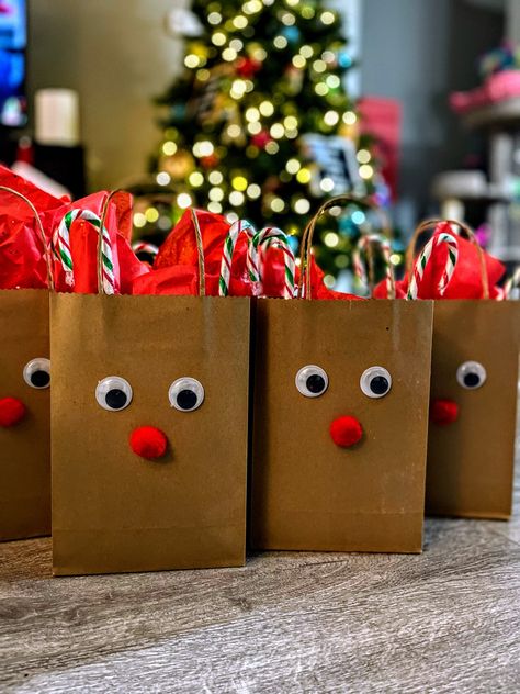 Made these cute reindeer holiday treat bags for my coworkers and nieces and nephews! For my coworkers: coffee, tea, hot chocolate and some chocolate treats. For the kids: kinder surprise, mini eggs, hot chocolate and a gift card. #giftideas #coworkerchristmasgifts #coworkergifts #treatbag #holidaytreatbag #christmas #reindeer #diygiftideas #diy #giftsforkids Christmas Gift Bag Ideas For Coworkers, Holiday Treat Bags For Coworkers, Mini Christmas Gifts For Coworkers, Secret Santa Diy Gifts, Secret Santa Gift Ideas For Coworkers Easy Diy, Diy Secret Santa Gifts For Coworkers, Small Secret Santa Gift Ideas, Christmas Treats For Coworkers, Christmas Goody Bag Ideas