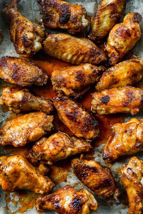 This grilled chicken wings recipe starts with a tasty marinade and ends with classic Buffalo sauce. Juicy, crispy and PERFECT for a party! Chicken Wing Marinade For The Grill, Bbq Wings Grilled, Wing Marinade Recipes, Grilled Wings Recipe, Grilled Buffalo Wings, Chicken Wings On The Grill, Wings Marinade, Wings On The Grill, Grill Wings