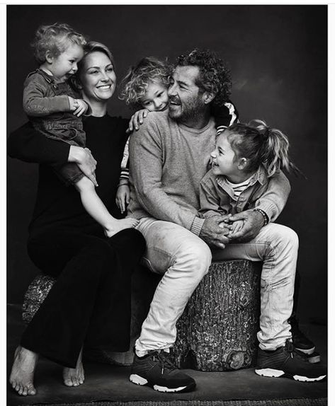 Family Of 6 Studio Portraits, Happy Family Portrait, Studio Family Photos Black And White, Family Portrait Photography Studio, Family Holiday Photos Outfits Neutral, Indoor Photoshoot Ideas Family, Celebrity Family Photoshoot, Family Photoshoot Inspiration, Family Photoshoot Unique