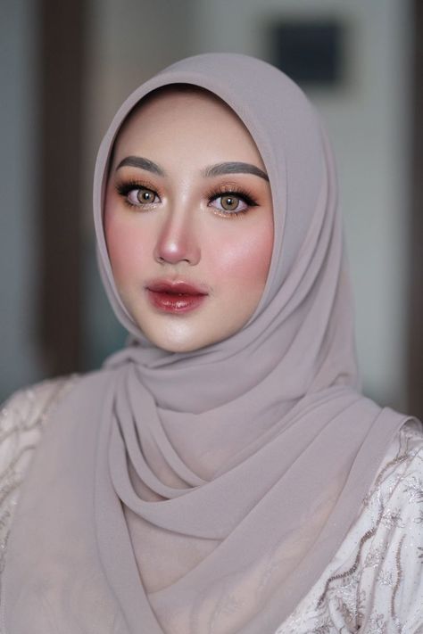 Look Make Up, Korean Makeup Look For Graduation, Make Up Bridesmaid Hijab, Mua Makeup Looks, Make Up Perpisahan, Makeup Wisuda Hijab Natural, Make Up Natural Wisuda, Makeup Bridesmaid Hijab, Makeup Looks Hijab