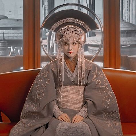 Star Wars Padme Amidala, Amidala Star Wars, Elven Princess, Queen Amidala, Star Wars Padme, Star Wars Fashion, Padme Amidala, Star Wars Outfits, Queen Costume