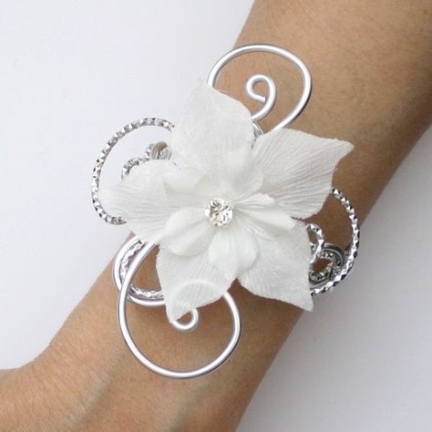 Flower Necklace Diy, Diy Wrist Corsage, Prom Flowers Corsage, Small Flower Design, Small Wedding Bouquets, Prom Corsage And Boutonniere, Bride Bracelet, Prom Corsage, Wedding Accesories