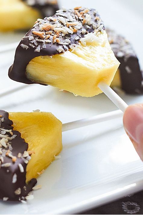 Pineapple Chocolate Coconut Pops — You’ll love the juicy goodness of pineapple and combining it with the lush bittersweet taste of dark chocolate and crisp coconut. Pineapple Chocolate, Chocolate Covered Pineapple, Snacks Für Party, On A Stick, Chocolate Coconut, Fruit Recipes, Healthy Dessert, Finger Food, Healthy Desserts