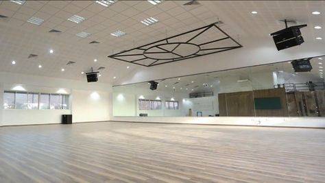 Big Dance Studio, Studio Dance Room Kpop, Dance Studio Floor, Dance Studio Design, Dance Studio Decor, Practice Room, Home Recording Studio Setup, Recording Studio Setup, Dorm Design