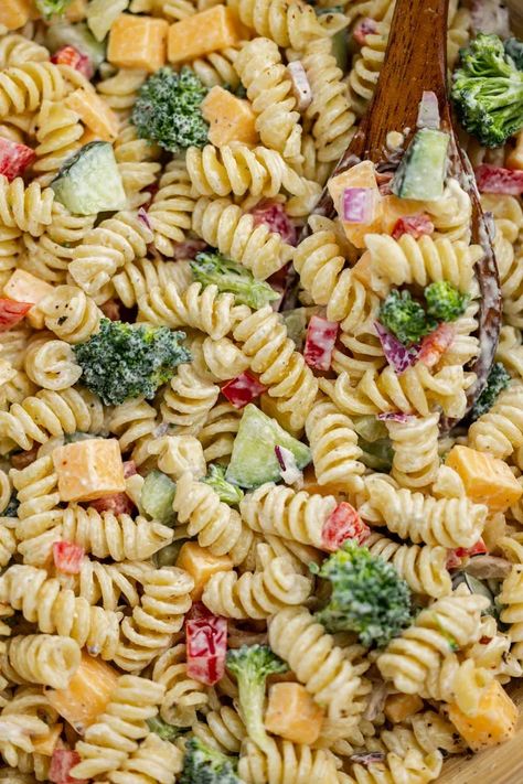 Get ready to dive into a bowl of our creamy ranch pasta salad. Packed with fresh vegetables and a tangy homemade dressing, it's a perfect dish for all your summer gatherings. Horseradish Pasta Salad, Few Ingredient Pasta Salad, Joanna Gaines Pasta Salad, Cold Ranch Pasta Salad, Wagon Wheel Pasta Salad, Quick And Easy Pasta Salad Recipes, Mayo Based Pasta Salad, Pasta Salad Recipes With Chicken, Ranch Pasta Salad Recipes