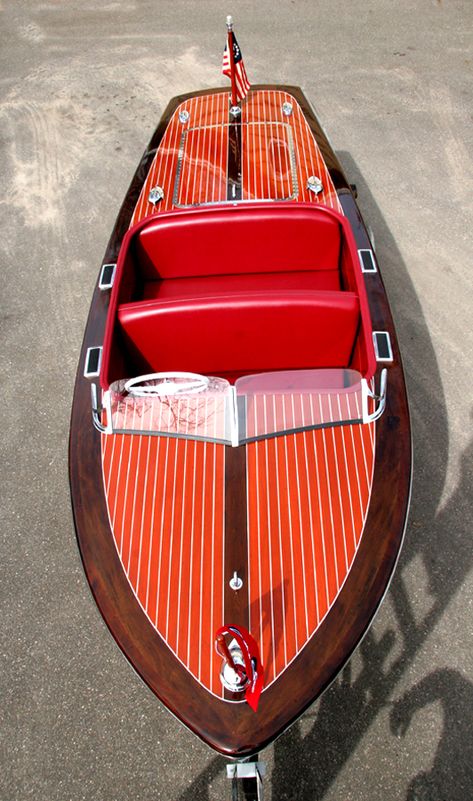 Antique Boats 1947 17' Chris-Craft Deluxe Runabout Cedar Strip Boat, Chris Craft Wood Boats, Chris Craft Runabout, Wooden Speed Boats, Mahogany Boat, Chris Craft Boats, Luxury Boats, Sail Life, Boat Restoration