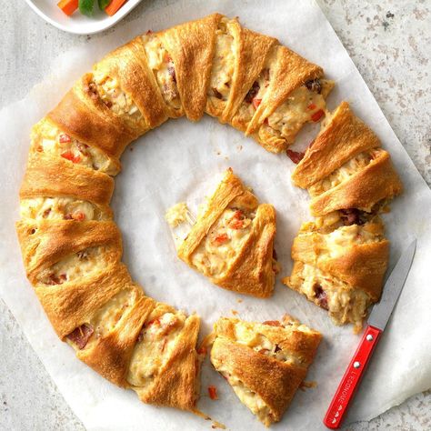 Bacon-Chicken Crescent Ring Party Food Dinner, Chicken Crescent Ring, Swiss Cheese Recipes, Crescent Ring Recipes, Chicken Crescent Rolls, Chicken Crescent, Lemon Chicken Pasta, Can Chicken Recipes, Chicken Noodle Casserole