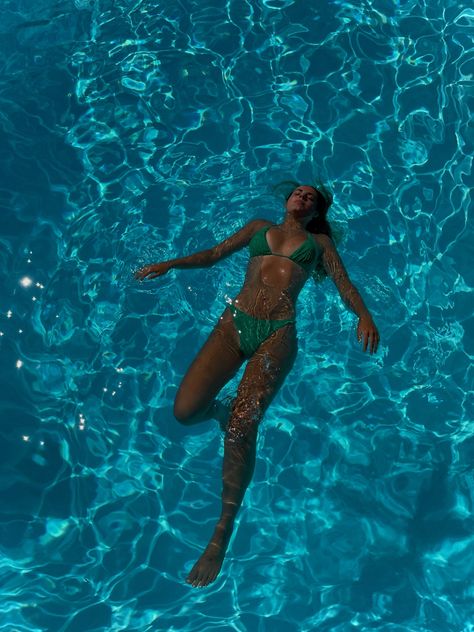 floating water picture green bikini water aesthetic summer picture idea summer pool time pool summer idea Floating In Water Pictures, Floating On Back In Water, Someone Floating In Water, Floating In Water Pose, In Water Poses, Floating In Water Photography, Person Floating In Water, Girl Floating In Water, Woman Floating In Water