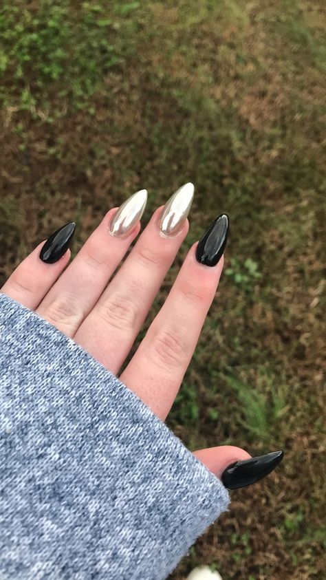 Black and chrome😻😻 Black Chrome Powder Nails, Chrome Black Nails Designs, Black White Chrome Nails, Matte Black And Chrome Nails, Black Silver Chrome Nails, Black And White Chrome Nails, Black And Silver Chrome Nails, Black And Chrome Nails, Acrylic Nails Chrome