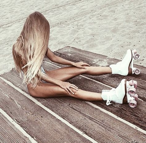 Roller Skating Aesthetic, Skating Aesthetic, Roller Disco, Skate Girl, Roller Skaters, Roller Girl, Jewelry Tattoo, Planet Blue, Skater Girls