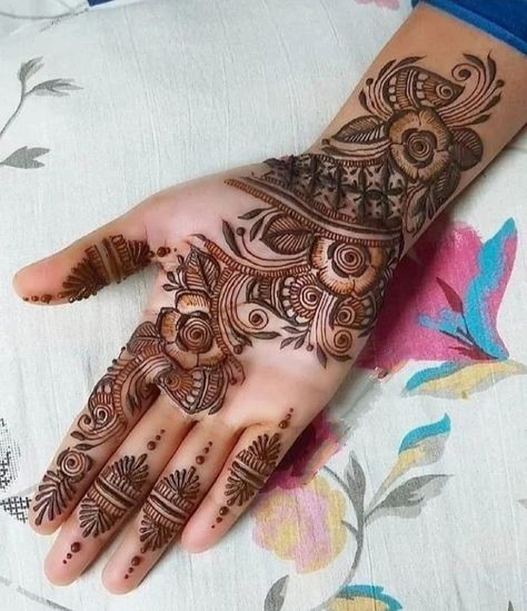 Bel Mehndi Designs Front Hand, Bel Mehndi Designs, Simple Henna Design, Mehndi Designs Simple, Engagement Mehndi, Engagement Mehndi Designs, Mehndi Designs Front Hand, Dulhan Mehndi, Latest Mehndi