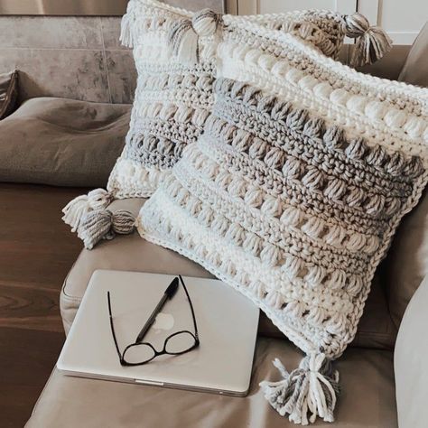 "Trendy Crochet Cushion Ideas to Elevate Your Space" https://youtu.be/nUS6uakjpXI?si=9FvmdcNUcv3CQRmg Boho Pillow Crochet, Free Crochet Pillow Cover Patterns, Crochet Cushion Pattern Free, Easy Crochet Pillow, Chunky Wool Crochet, Crochet Cushion Covers, Pillow Cover Pattern, Crochet Pillow Patterns Free, Crochet Pillow Cases