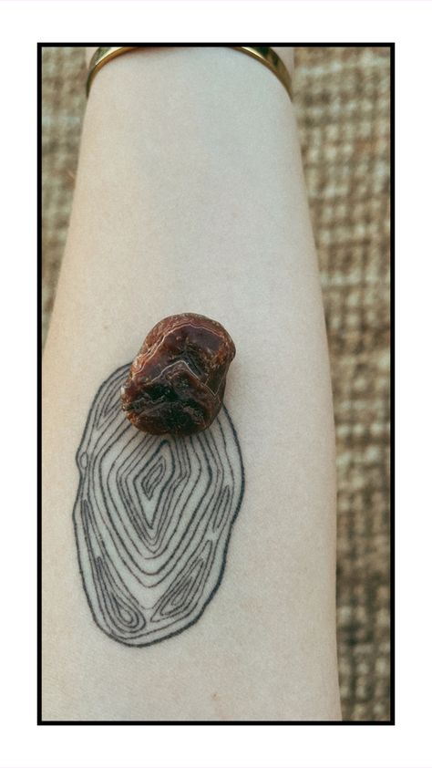 #agate #tattoo #linework #smalltattoo #uniquetattoos Agate Tattoo, Tattoos Line Work, Unique Tattoos Black Women, Tattoo Linework, Tattoos Cute, Cute Small Tattoos, Line Work Tattoo, Subtle Tattoos, Line Work