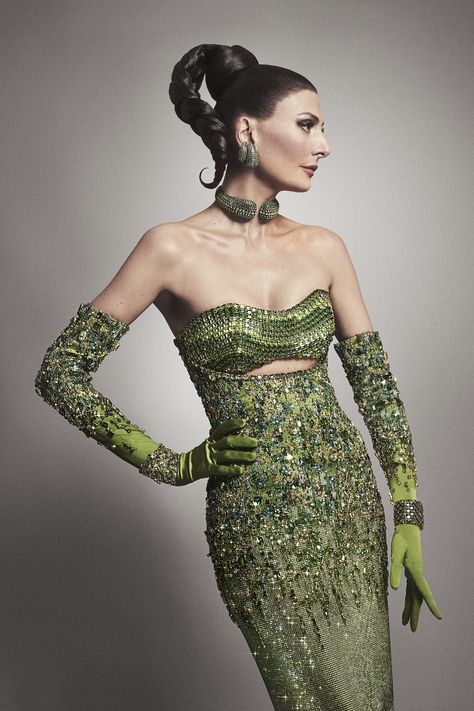 Global Creative Director Giovanna Engelbert embodied Nature in an intricate emerald green silk satin gown inspired by Viennese artist Gustav Klimt. It took 900 hours to embroider the gown with 55,000 crystals and beads. The look was completed with matching crystallized gloves and jewelry. #Swarovski #SwarovskiGema #MetGala Miss Universe Gowns, Beaded Gloves, Green Formal Dresses, Brand Photography Inspiration, Bridesmaid Saree, Couture Looks, Gala Events, The Met Gala, Wedding Attire Guest