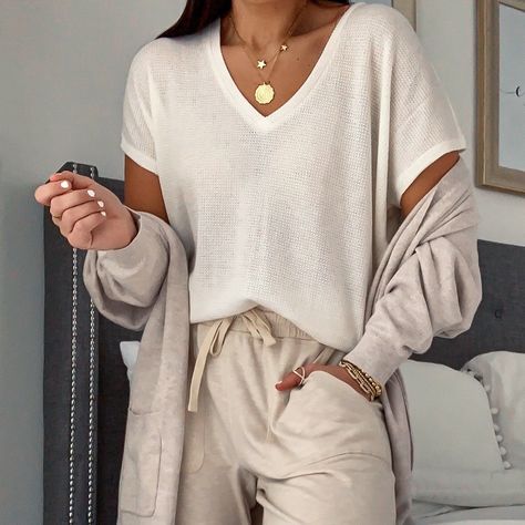 Nice Lounge Wear, Fashionable Lounge Wear, Women’s Lounge Outfits, Cute House Clothes, House Clothes Comfy, Classy Loungewear Summer, Polished Loungewear, Pretty Loungewear, Lounge Wear Aesthetic