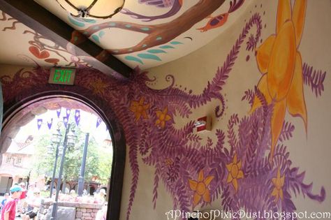 Tangled Rapunzel Room Decor, Room Painting Ideas Bedroom Creativity, Rapunzel Mural, Tangled Bedroom, Tangled Room, Rapunzel Room, Enchanted Bedroom Ideas, Dark Academia Room Ideas, Disney Princess Bedroom