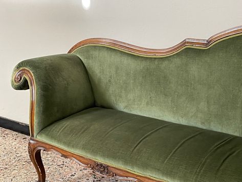 19th century aesthetic, architecture aesthetic, sofa aesthetic, green aesthetics, white aesthetic, baroque aesthetics, fashion aesthetic, white and green aesthetics Modern Victorian Couch, Victorian Style Couch, Chaise Lounge Aesthetic, Vintage Sofa Aesthetic, Green Vintage Couch, Green Sofa Aesthetic, Refurbished Decor, French Sofa Vintage, Antique Couches