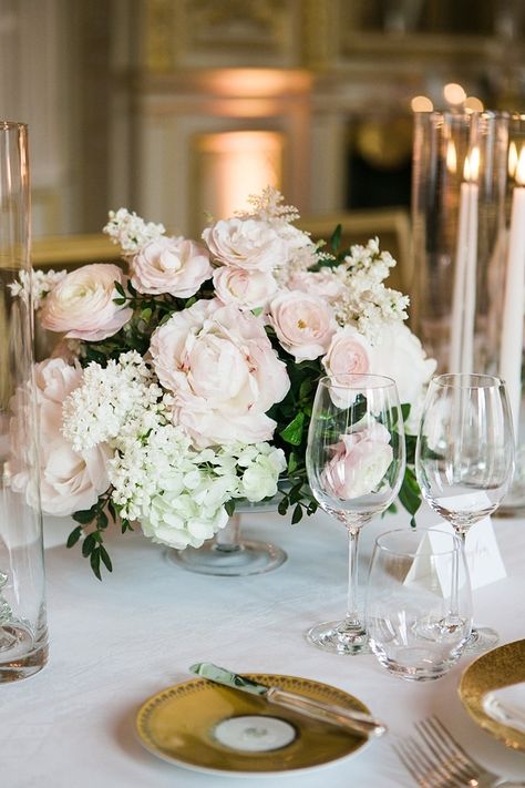 Blush Pink Wedding Centerpieces, Cheap Wedding Table Centerpieces, Wedding Table Pink, Flowers In Vases, Wedding Centerpiece Ideas, Pink Wedding Centerpieces, Parisian Wedding, Simple Wedding Centerpieces, Easy Wedding