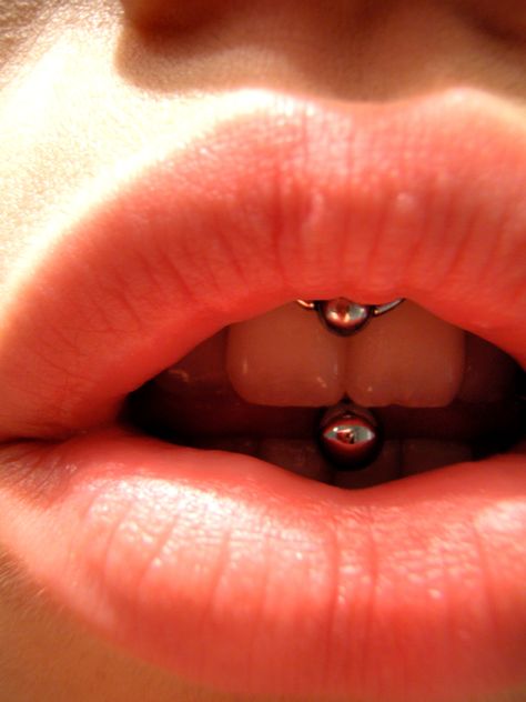 #smiley #tongue #piercing #lip Foto Kiss, Piercing Lip, Sweet Kisses, Tongue Piercing, Septum Piercing, Piercing Tattoo, Black Dog, Black Tattoos, Smiley