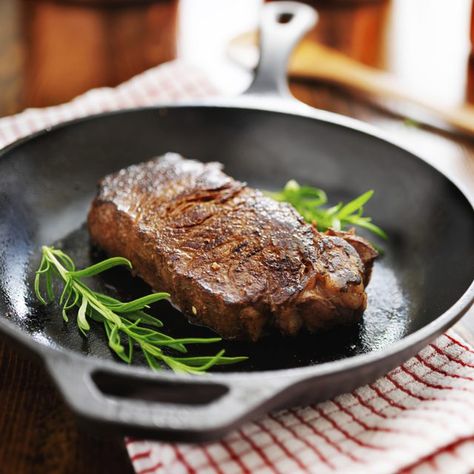 A strip steak on a cast iron pan which has been cooked in the oven. Angus Steak Recipes, Alex Delany, Iron Skillet Steak, Steak Recipes Skillet, Angus Beef Recipes, French Steak, Cast Iron Steak, J Alexander, Steak Night