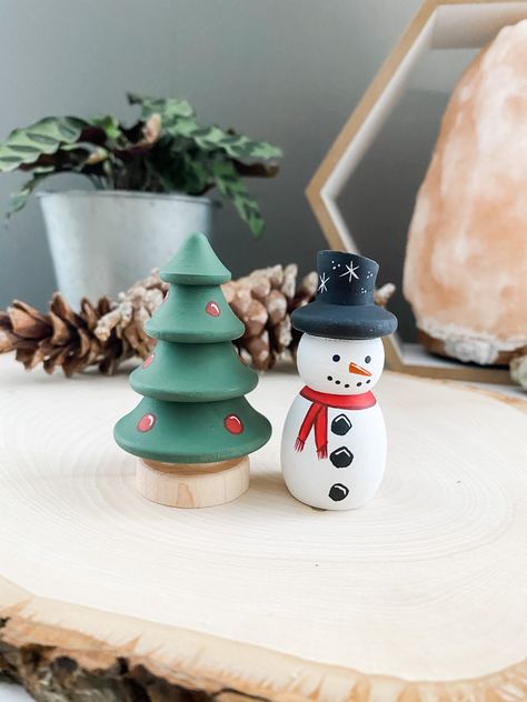 Christmas Tree Peg Doll, Snowmen Peg Dolls, Snowman Peg Doll, Snowmen Crafts, Sensory Kits, Felt Play Mat, Wooden Snowmen, Daily Crafts, Wood Peg Dolls