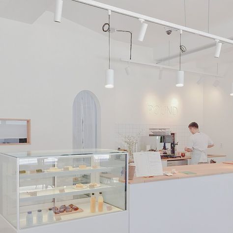 White Bakery Aesthetic, Cafe Interior Design White, All White Restaurant, White Bakery Interior, White Cafe Interior, Cake Shop Interior, Cake Shop Design, Cafe Counter, Bakery Interior