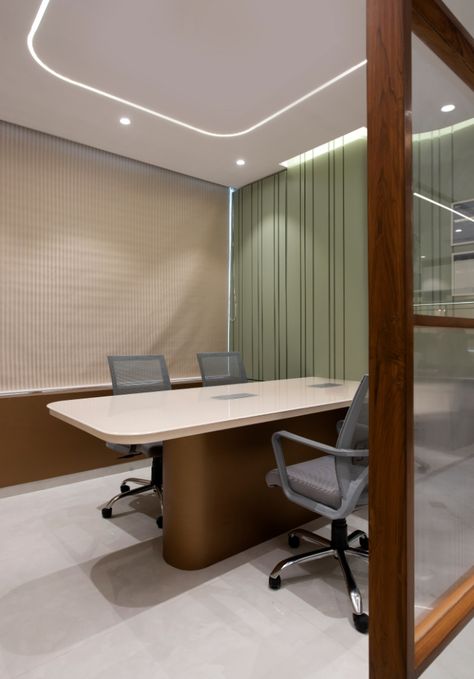 Based on the taste and design brief Komal Solanki Designs – KSD decided to go for a contemporary design for this Minimalist Office in 1800 Sq. Ft., area in Mumbai, Maharashtra. Since the office had a lot of glass it has been planned for cabins to maximize the natural light coming into the workstation, thereby reducing the usage of artificial lighting to the minimum and giving a visually bigger feel to every office cabin module. Office Cabin Lighting, It Office Cabin Design, Minimalist Office Furniture, Small Office Ceiling Design, Office Cabin Ceiling Design, Cabin Table Design, Small Office Design Interior Workspace Inspiration, Work Stations Office Design, Office Interior Design Modern Corporate