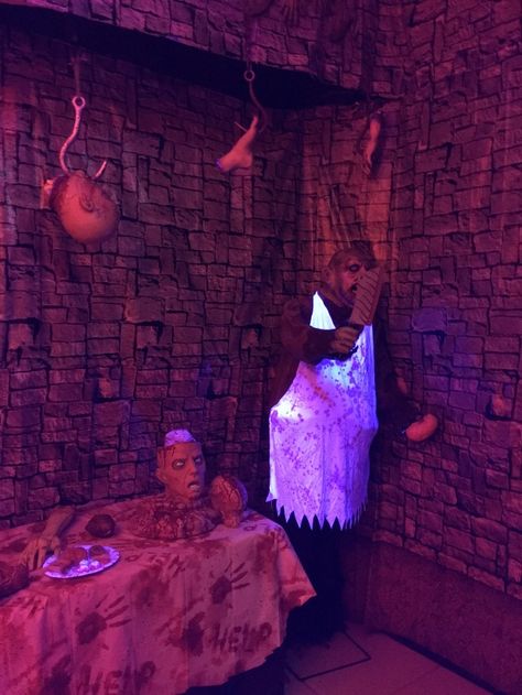 Butcher Shop Halloween Decorations, Butcher Room Ideas, Halloween Butcher Shop Ideas, Maze Ideas, Backyard Halloween Party, Haloween Decor, Asylum Halloween, Halloween Maze, Scary Haunted House