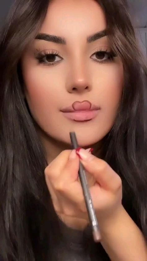 Lipstick Tricks, Makeup Bibir, Teknik Makeup, Lipstick Application, Face Contouring Makeup, Lipstick Hacks, Makeup Order, Lipstick Tutorial, Beginners Eye Makeup