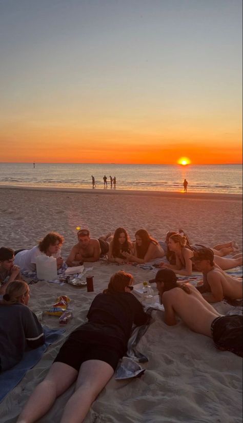 Beach With Friends, Florida Aesthetic, Friendship Group, Friend Vacation, Best Vacation Spots, Beach Night, Beach Friends, Red Light District, Cocoa Beach