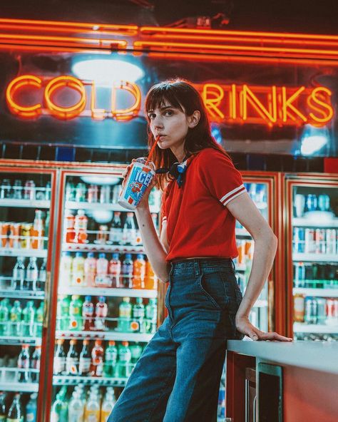 Neón cinematográfica Store Clerk Aesthetic, Convenience Store Photo Shoot, Gas Station Shoot, Bright Color Photoshoot, Supermarket Shoot, Convenience Store Photoshoot, Retro Photoshoot Vintage Photo Ideas, Bright Photoshoot, Photoshoot Vintage