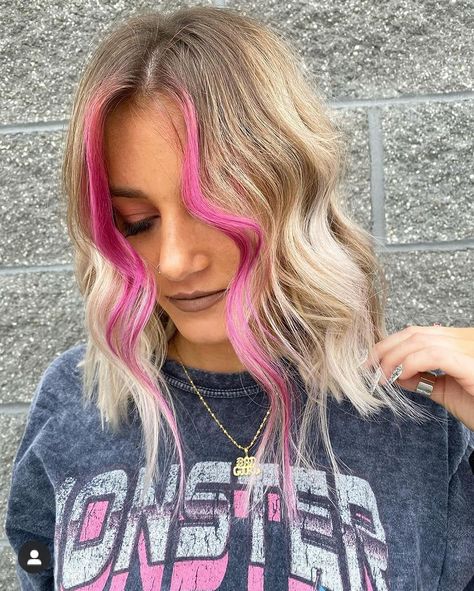 #moneypiece #blonde #pinkhair #hair #hairstyles #haircolorideas Blonde With Pink Money Piece, Money Piece On Blonde Hair, Pink Money Piece, Balyage Blonde, Blonde Hair With Pink, Look 2023, Pink Money, Pink Blonde Hair, Money Piece