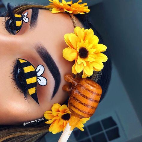 MELS SMITH 🇬🇧🇺🇸 on Instagram: “HONEYBEE CUT CREASE🍯🐝 TAG @colourpopcosmetics please 💛 Did you know Melissa in Greek means honeybee ☺️ ———————————————————————— I used the…” Makijaż Sugar Skull, Disney Eye Makeup, Bee Makeup, Maquillage Yeux Cut Crease, Yellow Makeup, Makeup Pictorial, Halloween Eye Makeup, Face Art Makeup, Disney Makeup