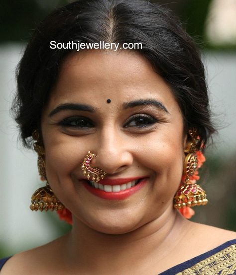 Vidya Balan in antique gold long jhumkas studded with kundans paired with kundan nose ring and kundan kada. Custom Nose Ring, Kundan Kada, Kundan Jhumkas, Bridal Nath, Nose Ring Designs, Unusual Wedding Rings, Bridal Nose Ring, Faux Nose Ring, Nose Ring Jewelry